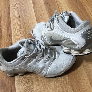 Women’s Nike shox shocks 9.5 white